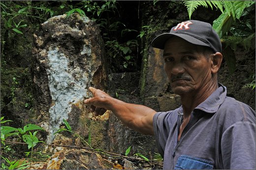 (3)-territorio di mina central. marco tullio cantillo mostra la roccia con l'oro.jpg
