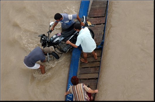 26 Attraversamento fiume Caranal esondato.jpg