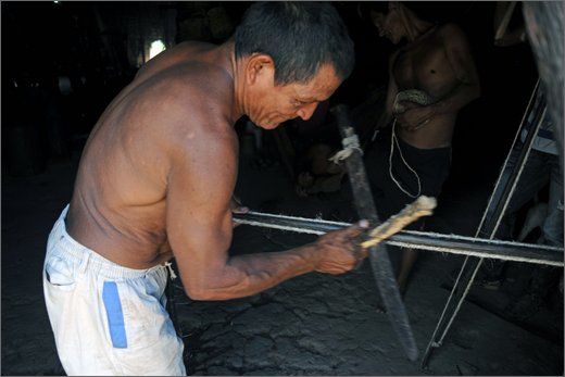 10-dintroni honduras. bari birikaira. nel bojo costruendo arco.jpg