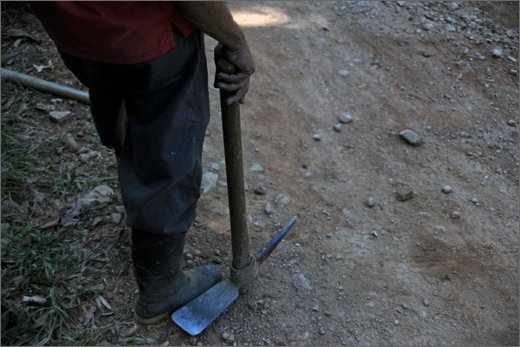 29-dintorni honduras. lavoro comunitario manutenzione strada.jpg