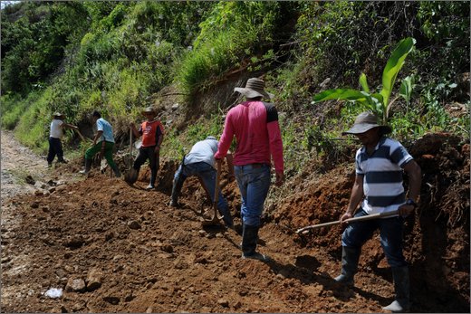 33-dintorni honduras. lavoro comunitario manutenzione strada.jpg