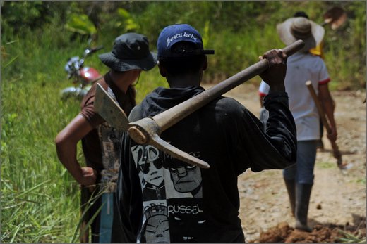 35-dintorni honduras. lavoro comunitario manutenzione strada.jpg