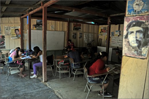 37-honduras. scuola nell'abitazione di raulito.jpg