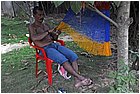 13-trinidad. tessendo rete.jpg