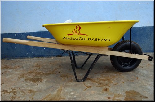 90 Regalo della multinazionale ai contandini.jpg