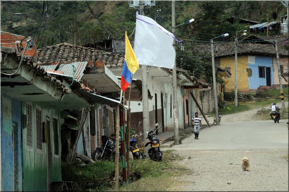 13 - cauca. toribo. bandiera bianca sulla casa.jpg