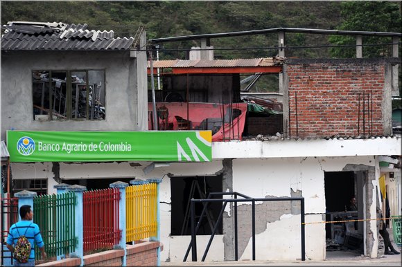 23 - cauca. toribo effetti dei combattimenti, sede banco agrario.jpg