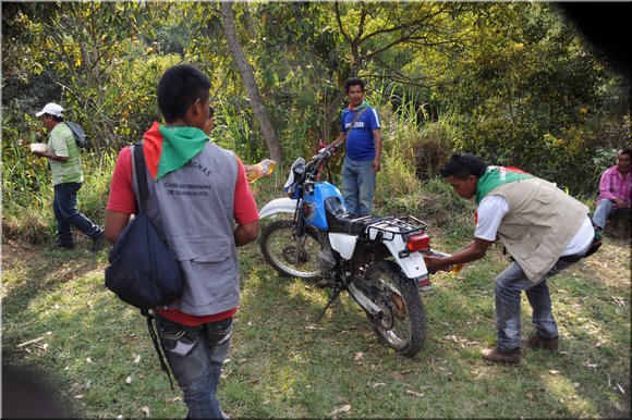 49 - cauca. toribo. guradia indigena brucia moto sequestrata alla guerriglia.jpg