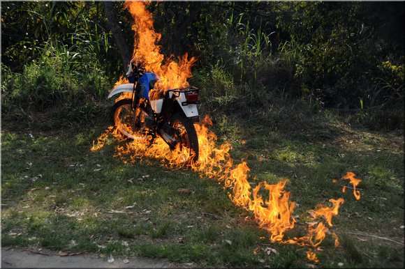 51 - cauca. toribo. guradia indigena brucia moto sequestrata alla guerriglia.jpg