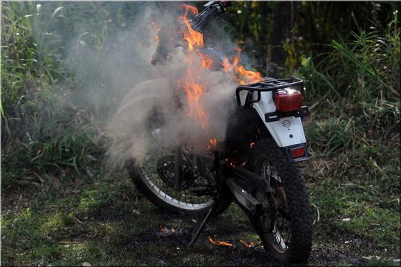 52 - cauca. toribo. guradia indigena brucia moto sequestrata alla guerriglia.jpg