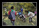 49 - cauca. toribo. guradia indigena brucia moto sequestrata alla guerriglia.jpg