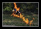 51 - cauca. toribo. guradia indigena brucia moto sequestrata alla guerriglia.jpg