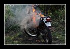 52 - cauca. toribo. guradia indigena brucia moto sequestrata alla guerriglia.jpg
