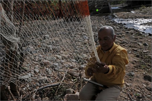 058 - huila.  el hobo. quebrada el pescador. nell'accampamento. pescatore tesse rete.jpg