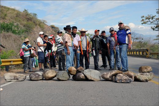 082 - huila.  el hobo. quebrada el pescador. blocco carreggiata.jpg
