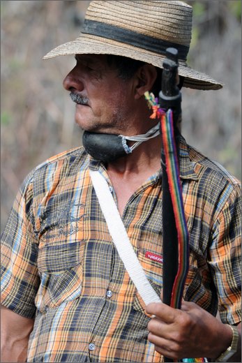 096 - huila.  el hobo. quebrada el pescador. blocco carreggiata.jpg