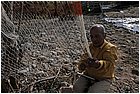 058 - huila.  el hobo. quebrada el pescador. nell'accampamento. pescatore tesse rete.jpg