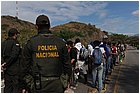 083 - huila.  el hobo. quebrada el pescador. blocco carreggiata. polizia.jpg