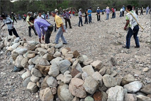 006 - huila. quebrada el pescador. accampamento. costruendo barricate.jpg