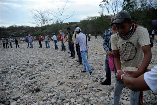 008 - huila. quebrada el pescador. accampamento. costruzione barricate.jpg