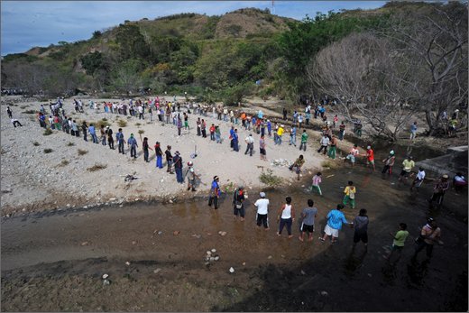 009 - huila. quebrada el pescador. accampamento. costruendo barricate.jpg