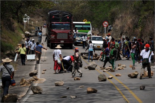 015 - huila. quebrada el pescador. blocco strada..jpg