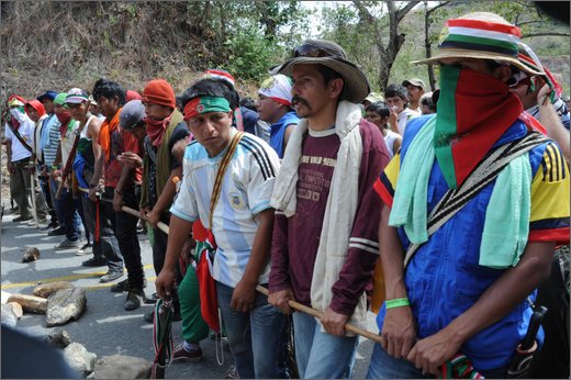 021 - huila. quebrada el pescador. blocco strada..jpg