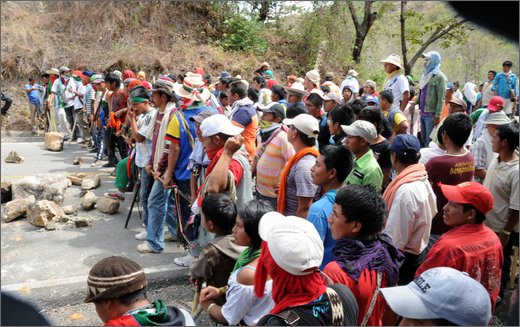 022 - huila. quebrada el pescador. blocco strada..jpg