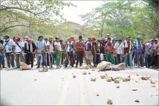 023 - huila. quebrada el pescador. blocco strada..jpg
