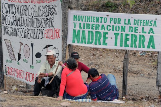 031 - huila. quebrada el pescador. manifesti nell'accampamento.jpg