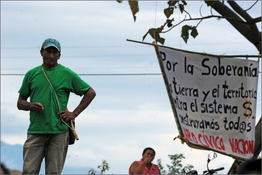 041 - huila. quebrada el pescador. manifesto nell'accampamento.jpg