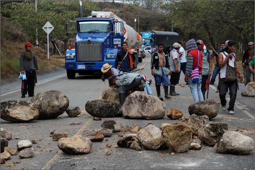 046 - huila. quebrada el pescador. blocco strada.jpg