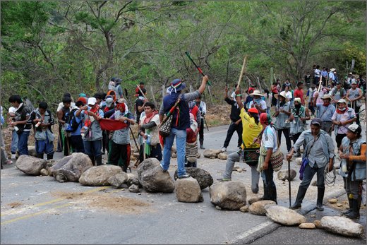 047 - huila. quebrada el pescador. blocco strada.jpg