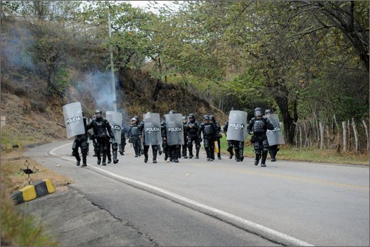 048 - huila. quebrada el pescador. esmad, scontro manifestanti.jpg