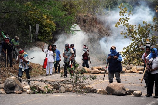 050 - huila. quebrada el pescador. esmad, scontro manifestanti.jpg