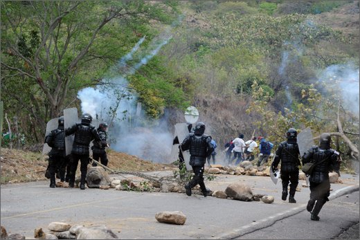 053 - huila. quebrada el pescador. esmad, scontro manifestanti.jpg