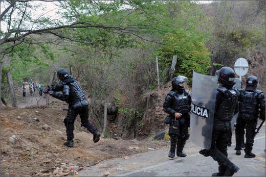 054 - huila. quebrada el pescador. esmad, scontro manifestanti.jpg
