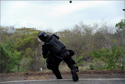 055 - huila. quebrada el pescador. esmad, scontro manifestanti.jpg