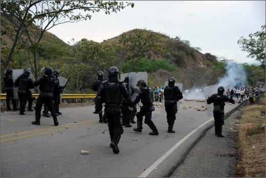 056 - huila. quebrada el pescador. esmad, scontro manifestanti.jpg