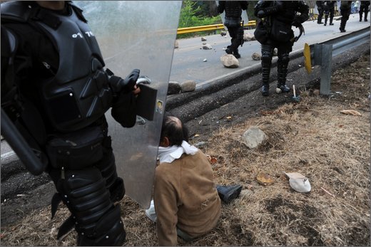 057 - huila. quebrada el pescador. esmad, scontro manifestanti.jpg