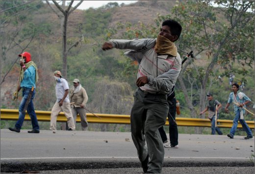 060 - huila. quebrada el pescador. scontri tra esmad e manifestanti.jpg
