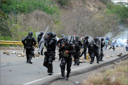 062 - huila. quebrada el pescador. scontri tra esmad e manifestanti.jpg