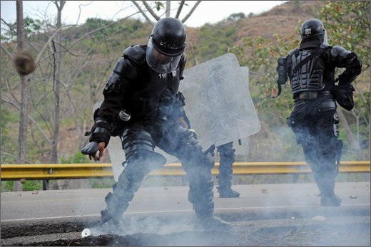 064 - huila. quebrada el pescador. scontri tra esmad e manifestanti.jpg