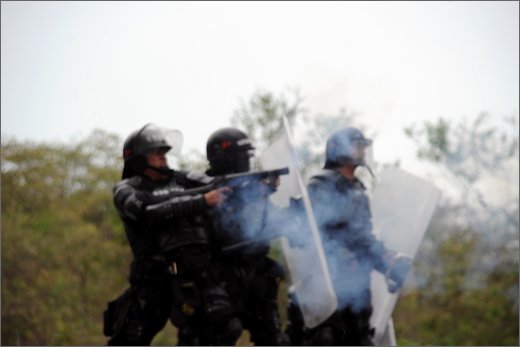 065 - huila. quebrada el pescador. scontri tra esmad e manifestanti.jpg