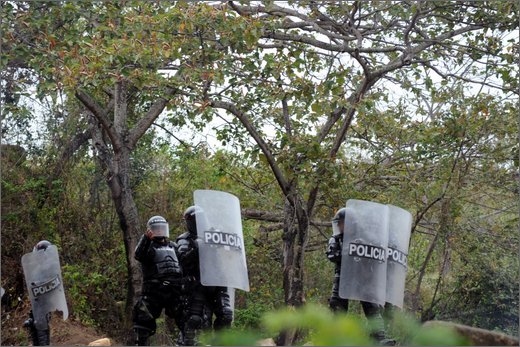 066 - huila. quebrada el pescador. scontri tra esmad e manifestanti.jpg