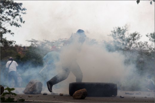 068 - huila. quebrada el pescador. scontri tra esmad e manifestanti.jpg