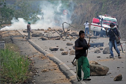 070 - huila. quebrada el pescador. scontri tra esmad e manifestanti.jpg