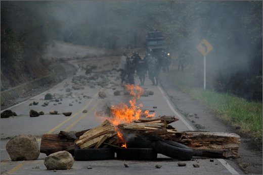 073 - huila. quebrada el pescador. scontri tra esmad e manifestanti.jpg