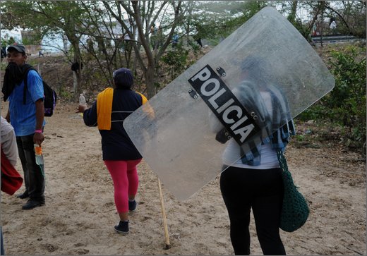 074 - huila. quebrada el pescador. scontri tra esmad e manifestanti.jpg