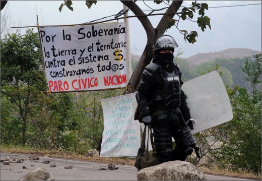076 - huila. quebrada el pescador. scontri esmad manifestanti.jpg